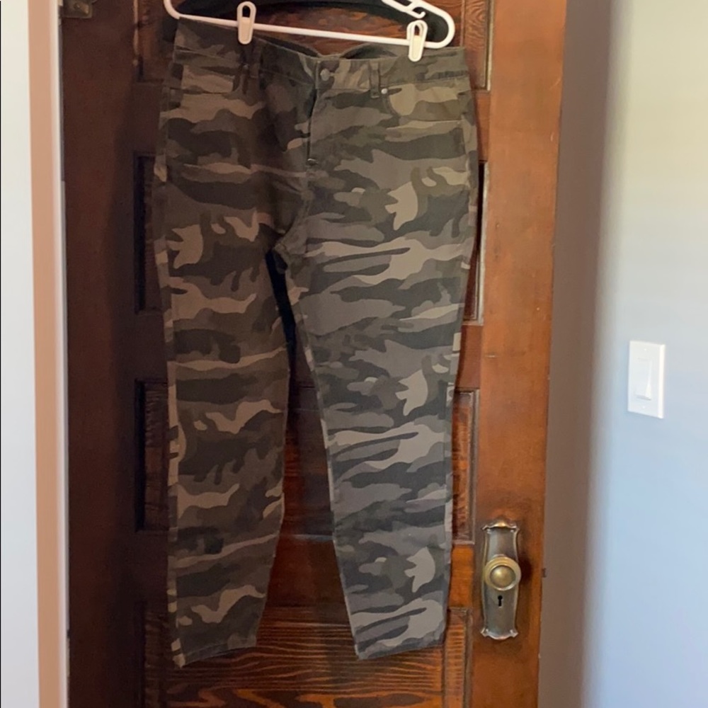 D. Jeans green camo